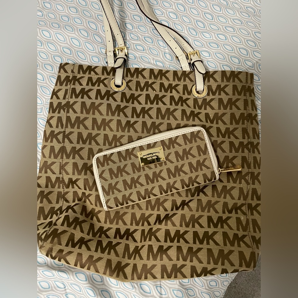Matching Michael Kors tote bag and wallet
